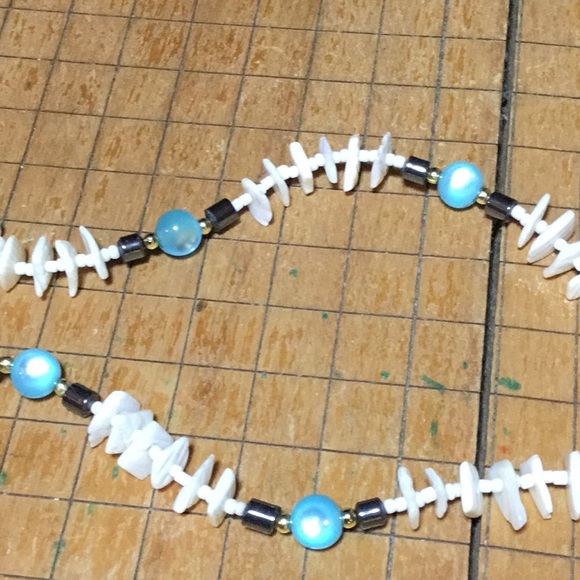 White Shell, Blue Optic Bead, Hematite Accent Stone Necklace 18“L EVC - Picture 6 of 9